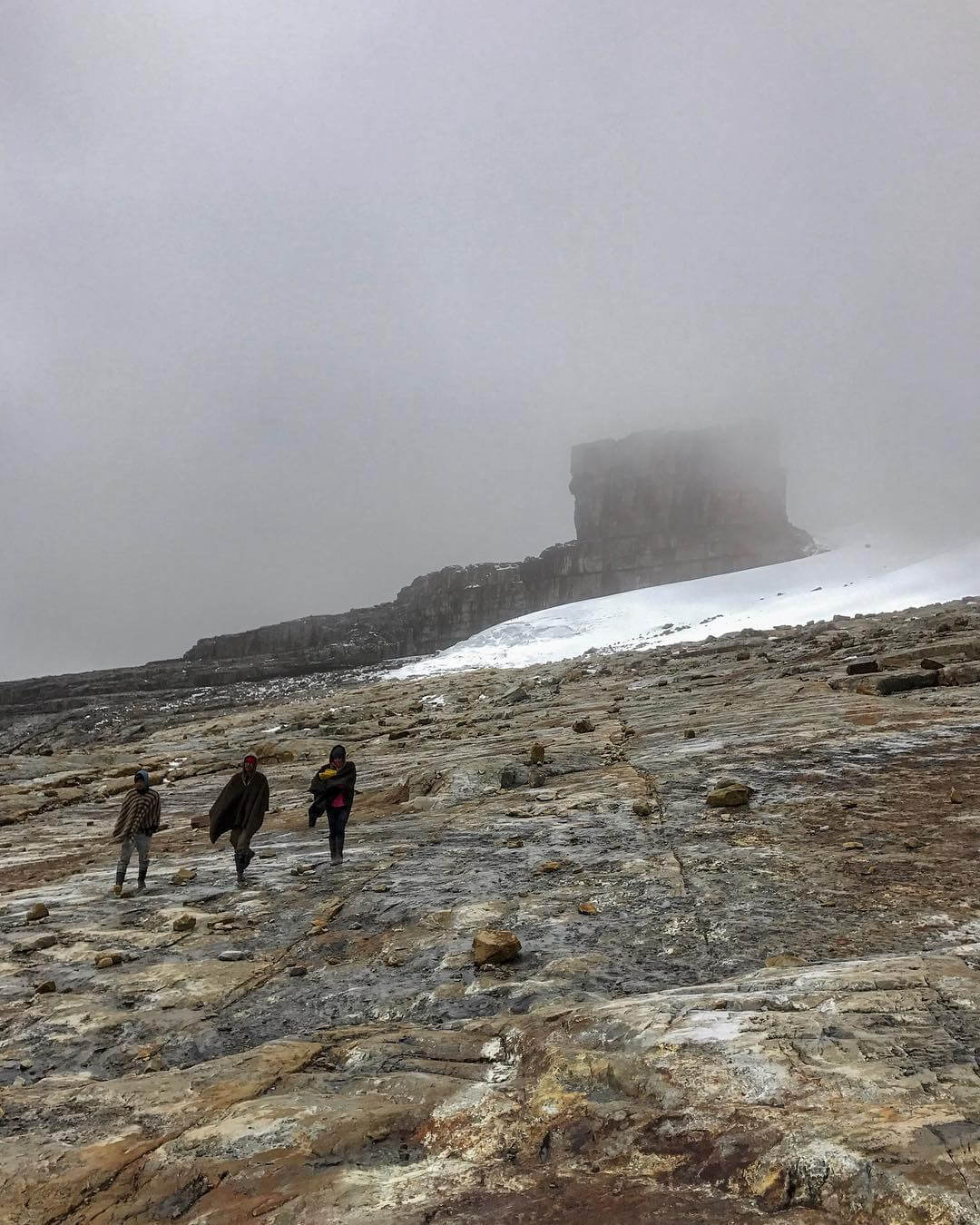 Viajeros recorriendo el nevado del Cocuy