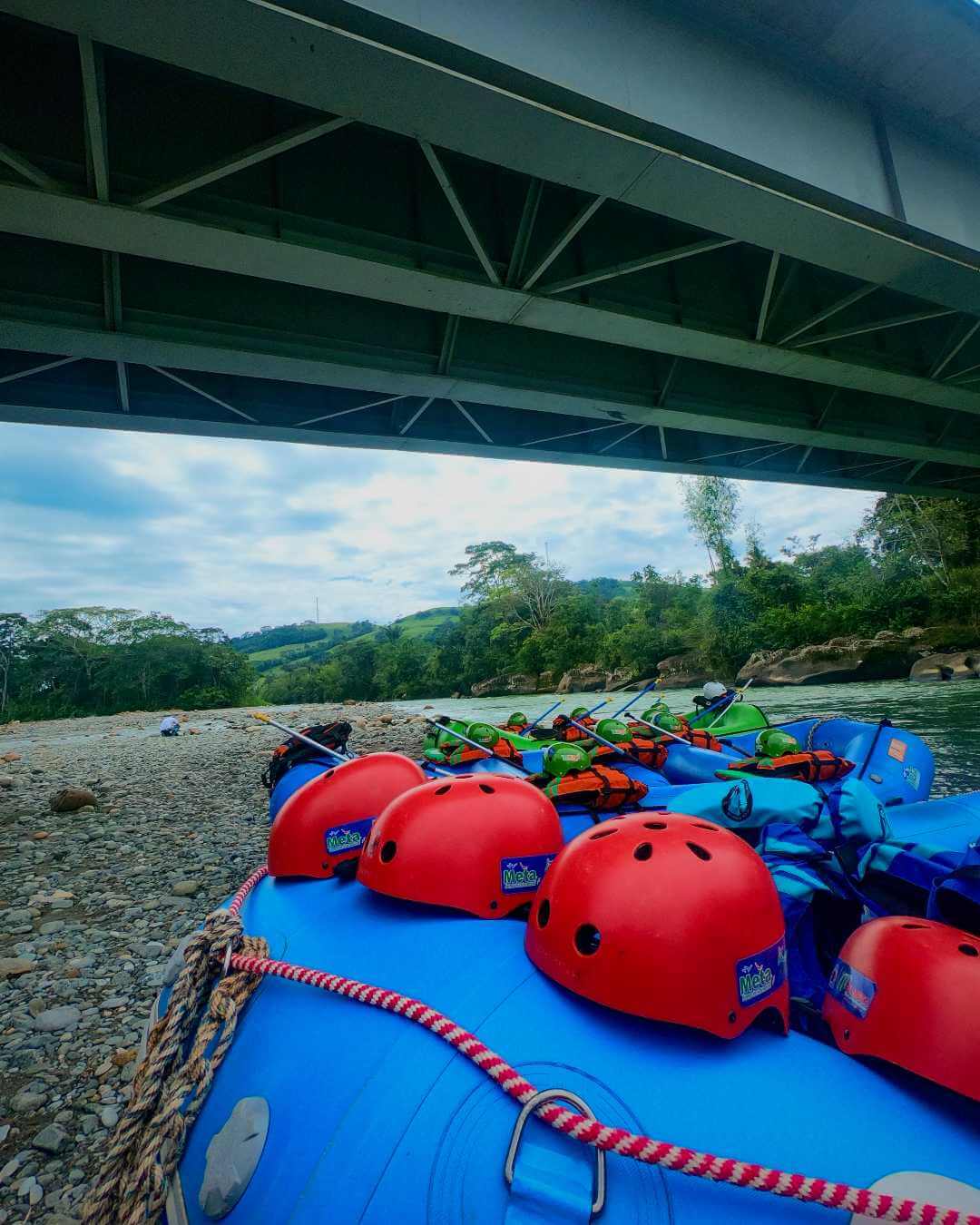 Equipos para el rafting en el río Güejar Meta