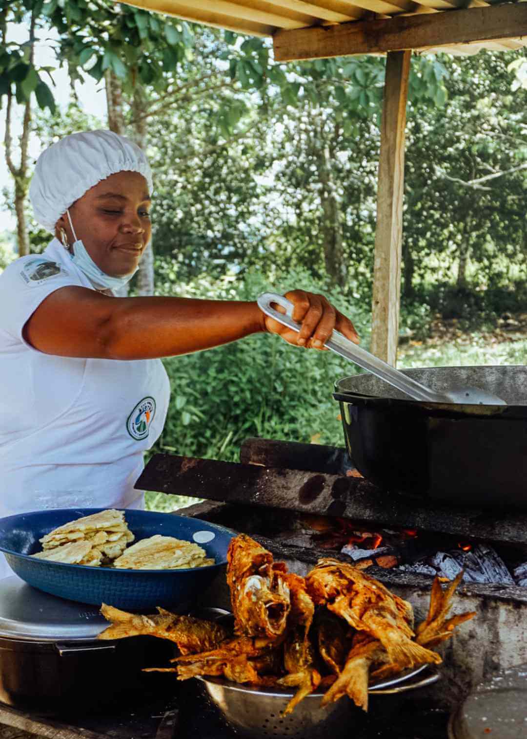 Mujer del Pacífico colombiano cocinando