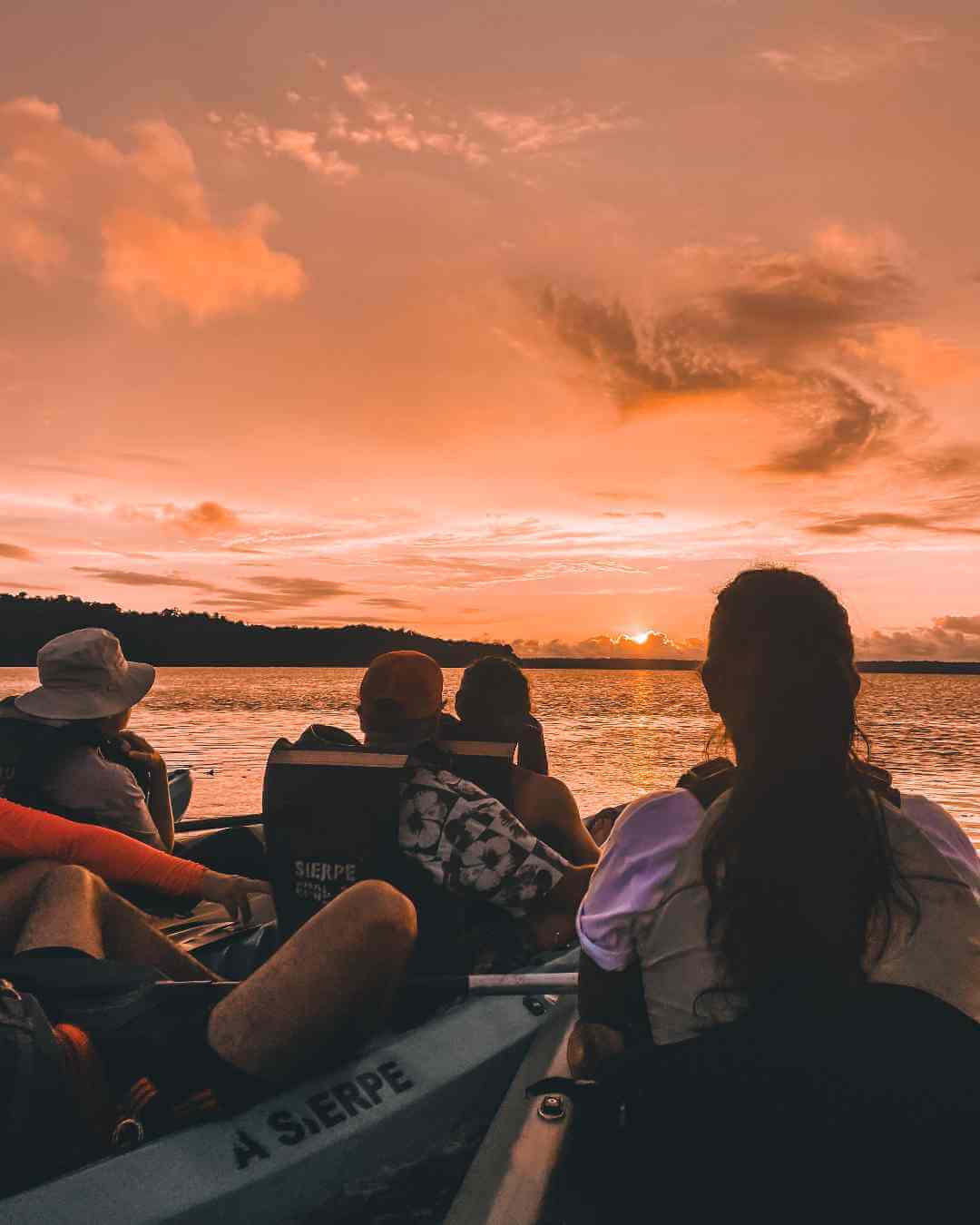 Personas en kayak viendo el atardecer del Pacífico colombiano