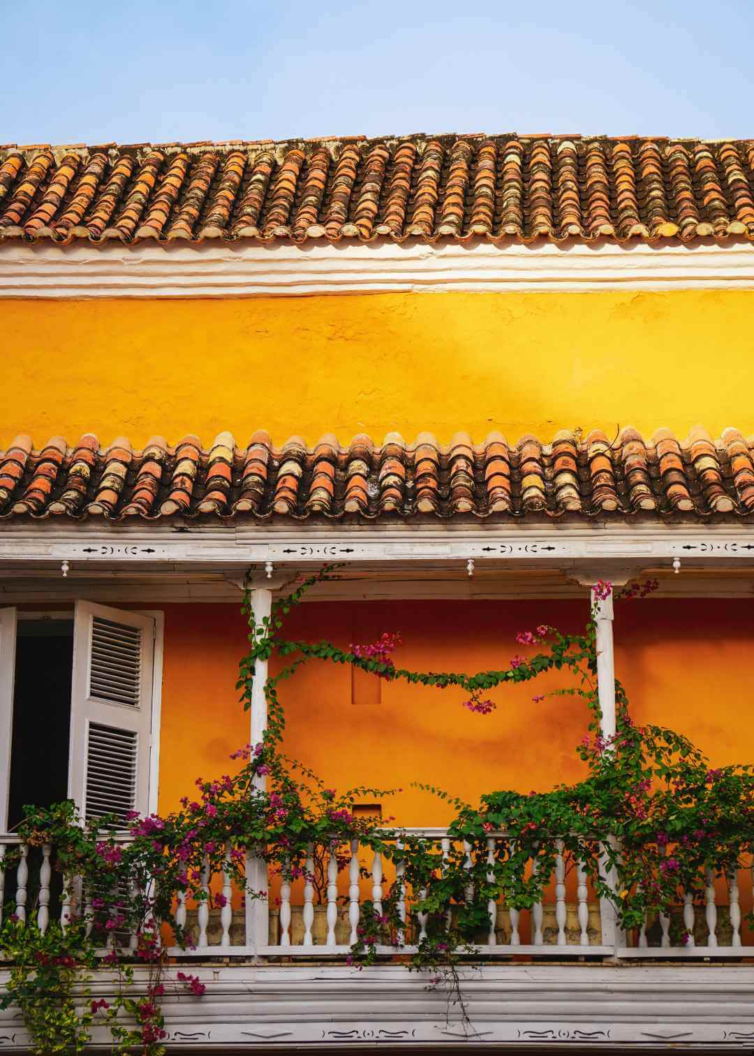 Fachada de casa amarilla