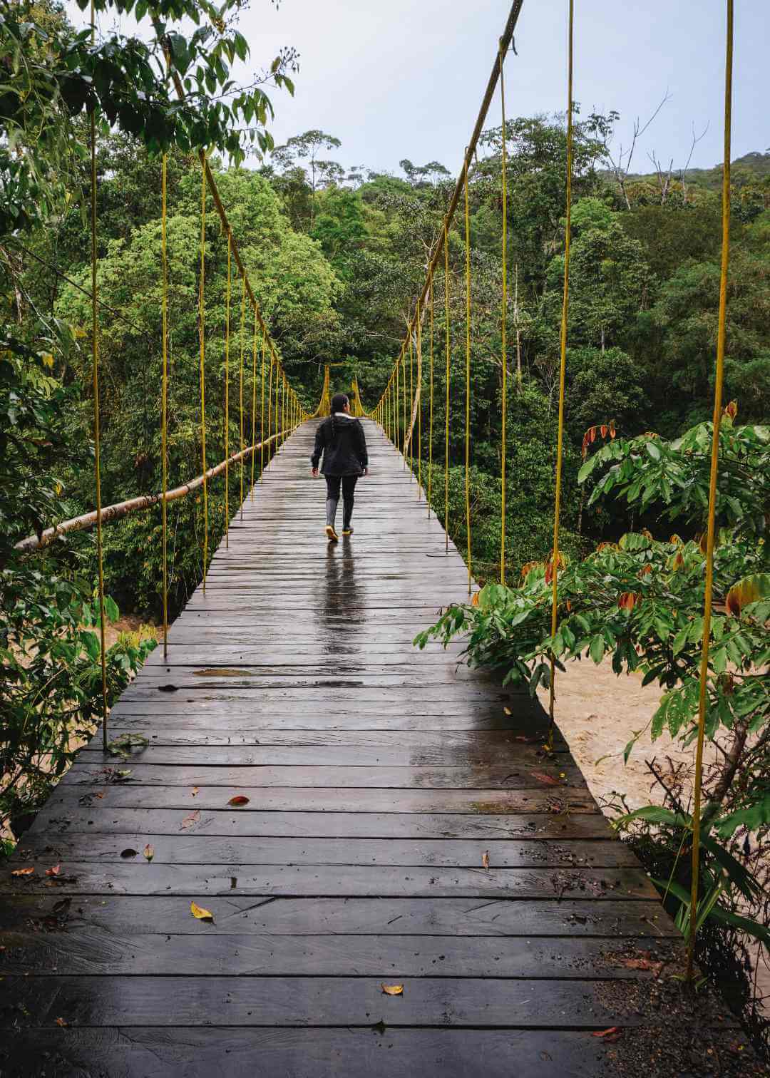 Puente colgante sobre río Mocoa Colombia