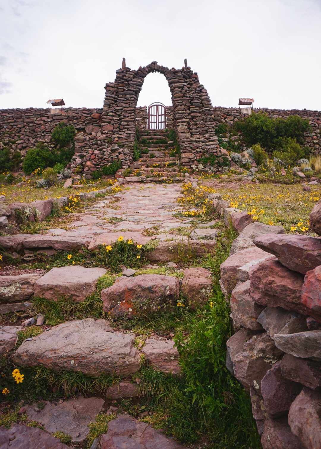 Entrada al templo de Pachatata en el Lago Titicaca