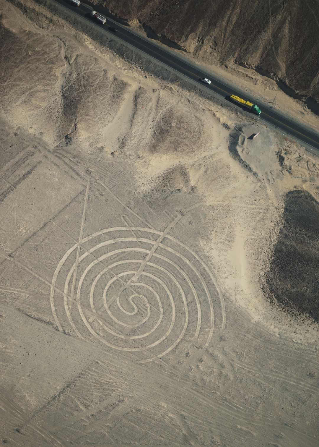 Líneas de Nazca al lado de la carretera