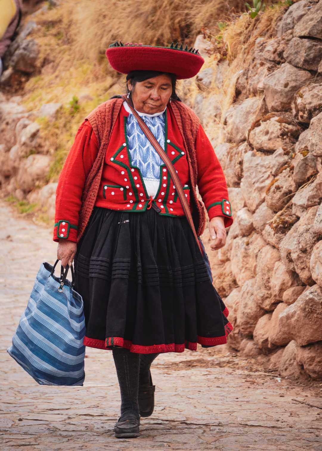 Mujer con traje típico de Chinchero