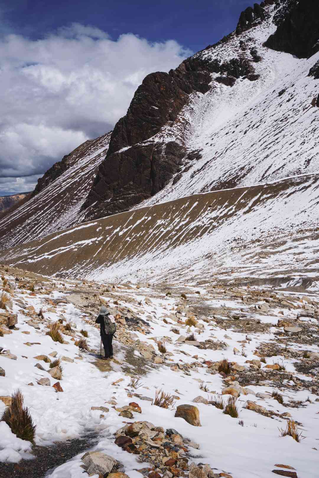Caminando sobre la nieve cerca a La Paz