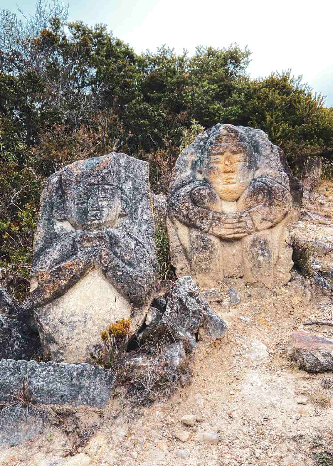 Esculturas que representan la cosmovisión Muisca en el páramo de Ocetá