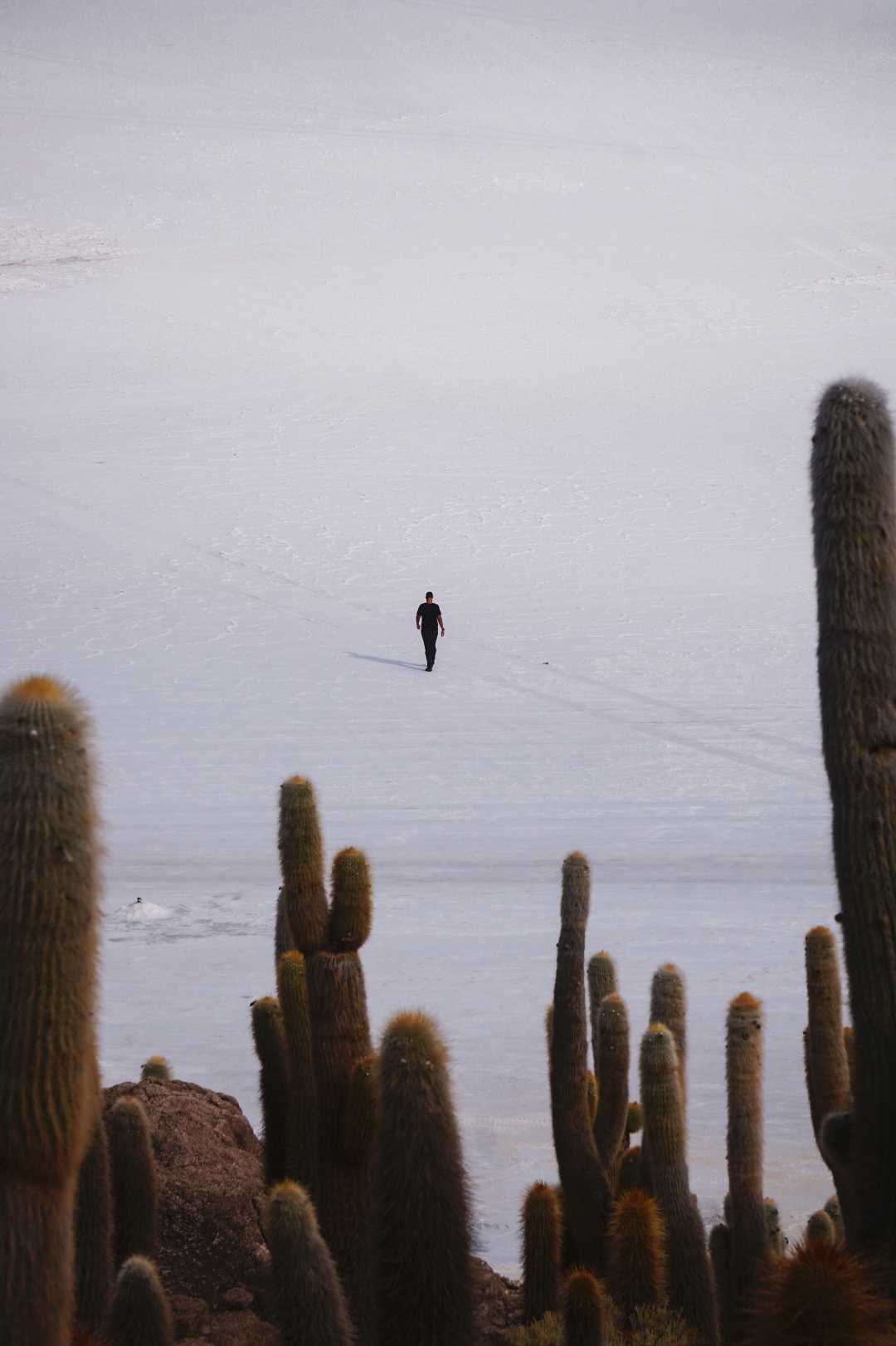 Hombre caminando por el Salar de Uyuni