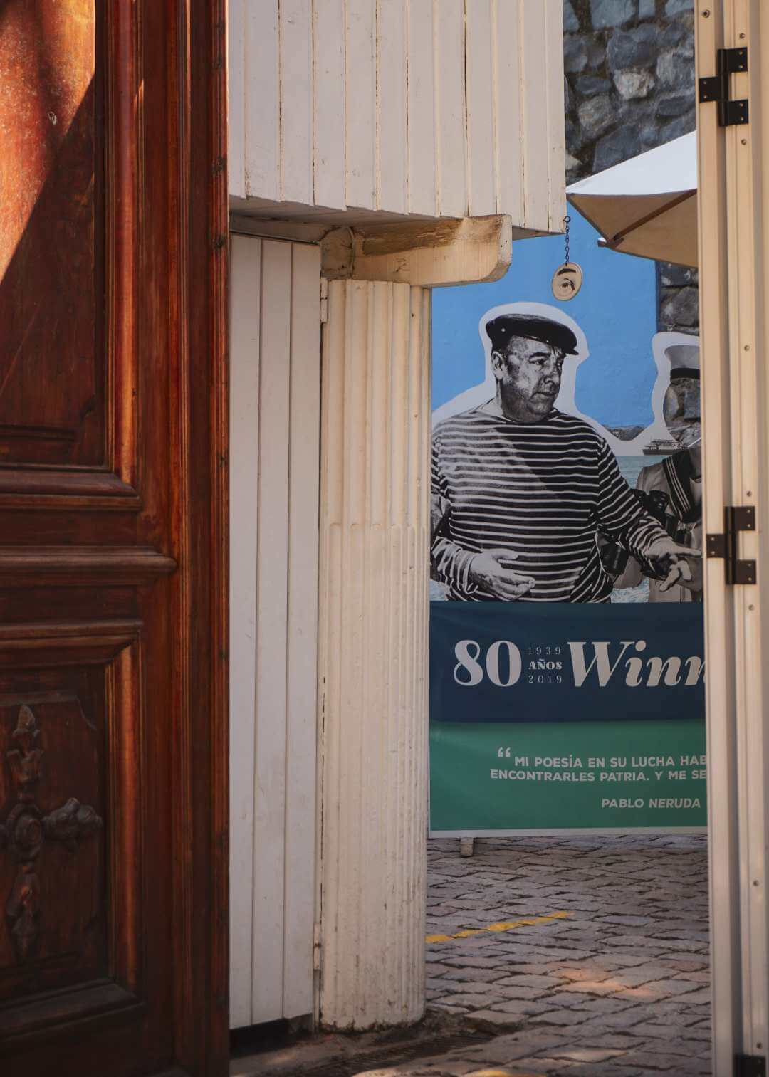 Poster de Pablo Neruda en el centro de Santiago