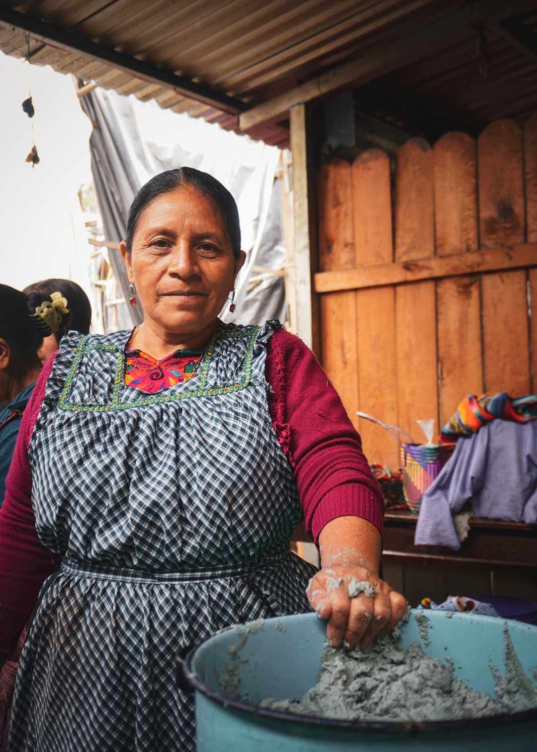 Cocinera en el mercado tradicional de Chichicastenango