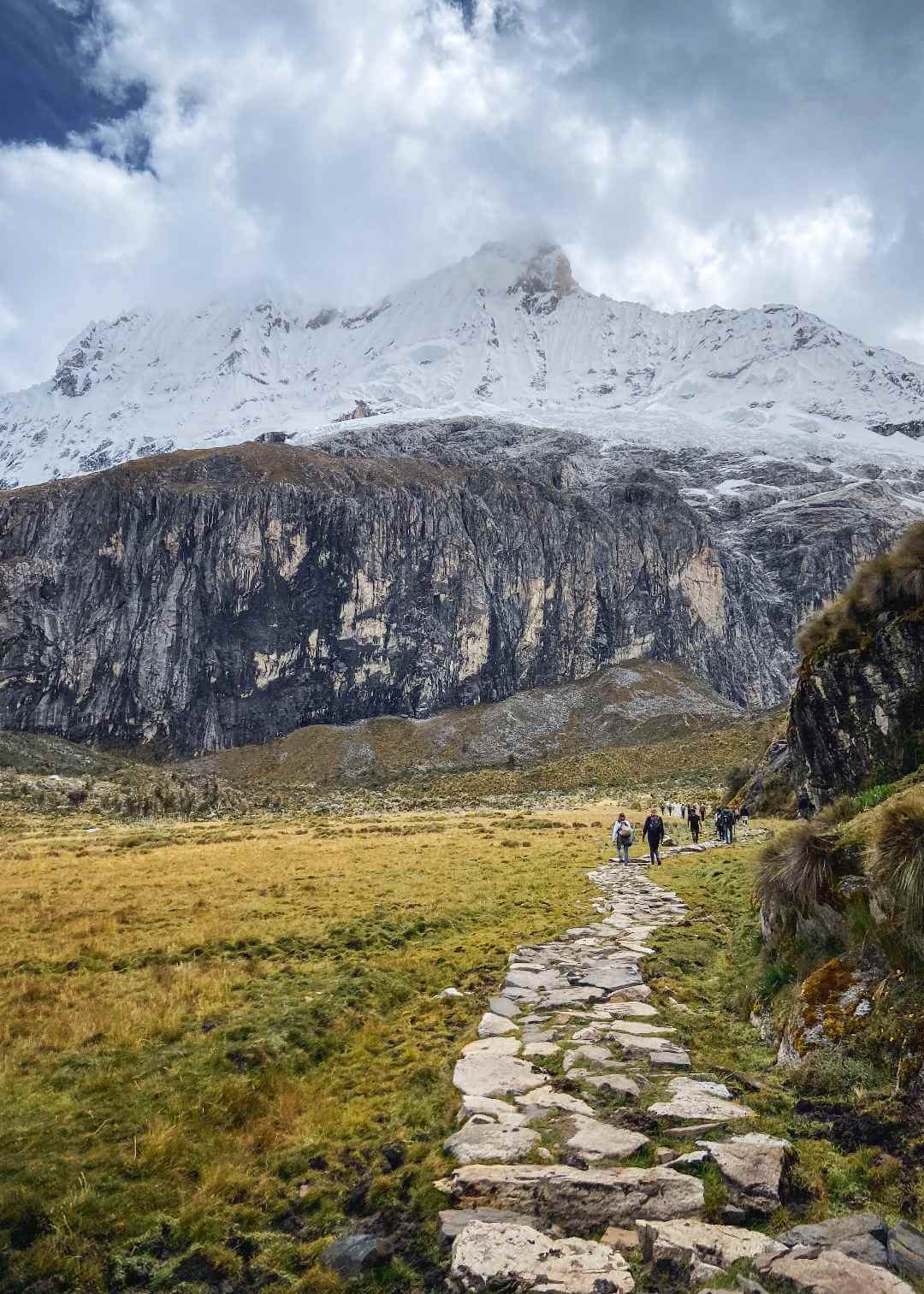 Descripción del trekking a la Laguna 69 en Perú