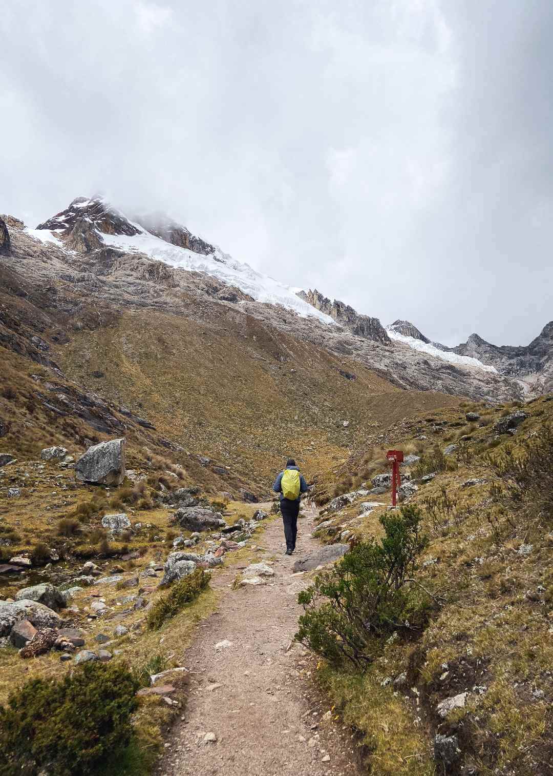 Sendero natural en la Cordillera Blanca del Perú