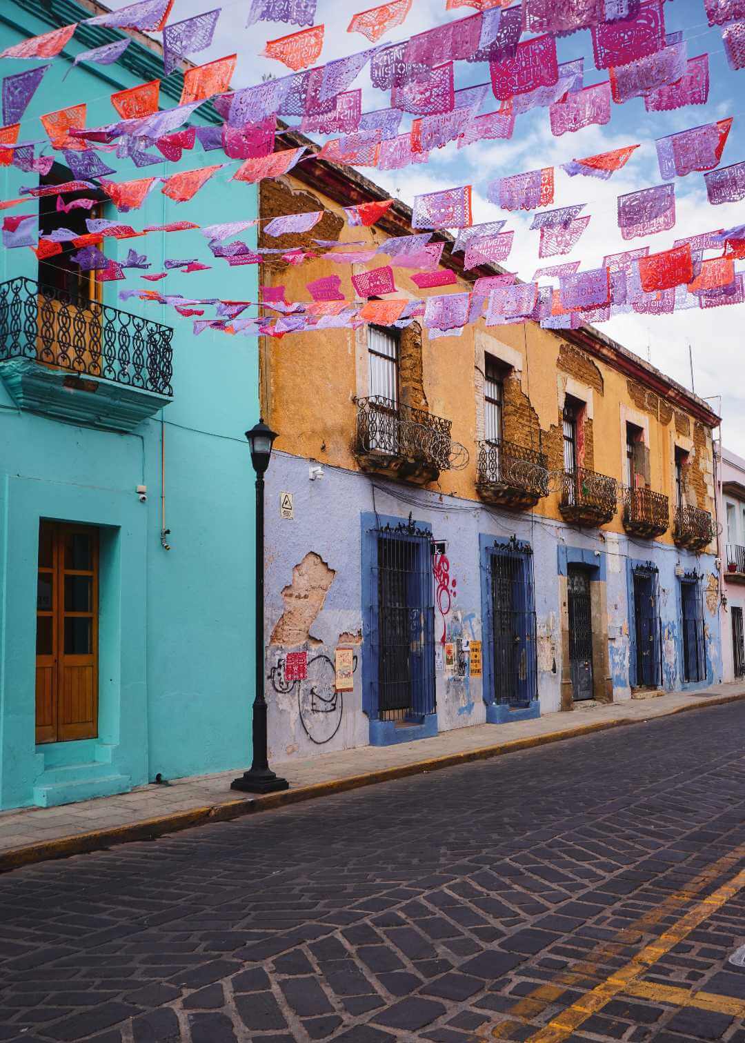 Calle en Oaxaca decorada con papel picado