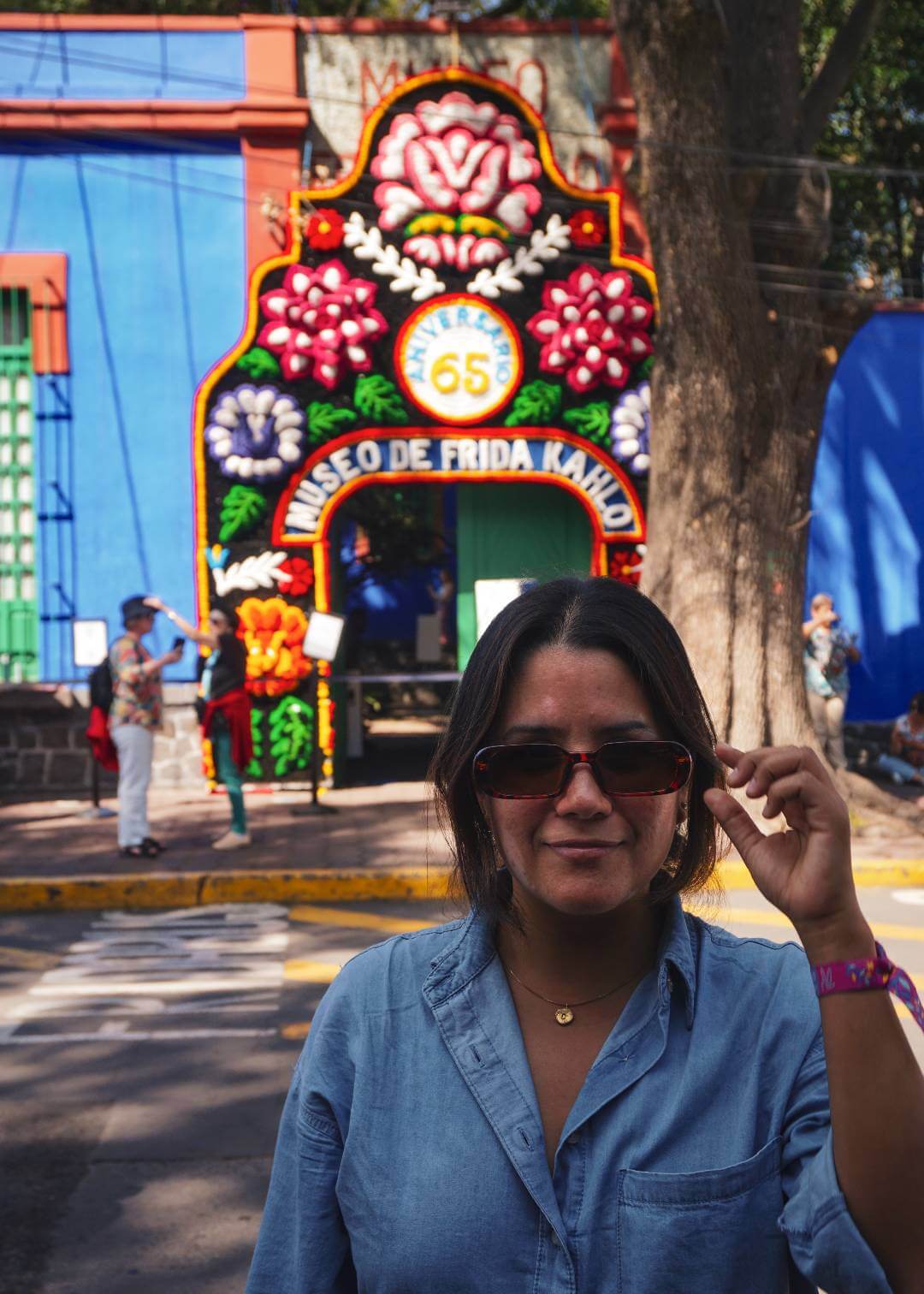 Cofundadora de Travelgrafía frente a la Casa Azul de Frida Khalo