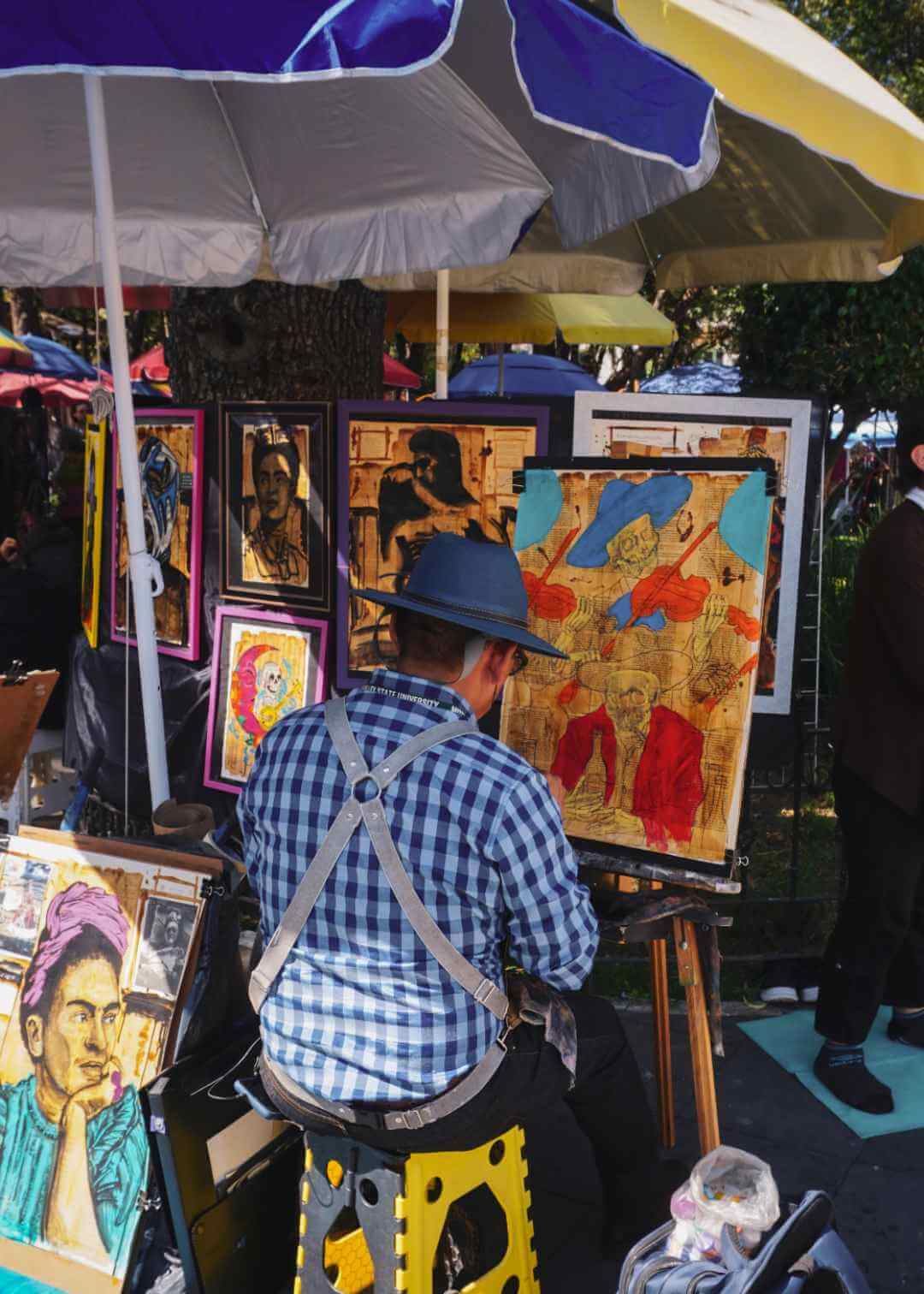 Artista pintando un retrato de la muerte al estilo mexicano