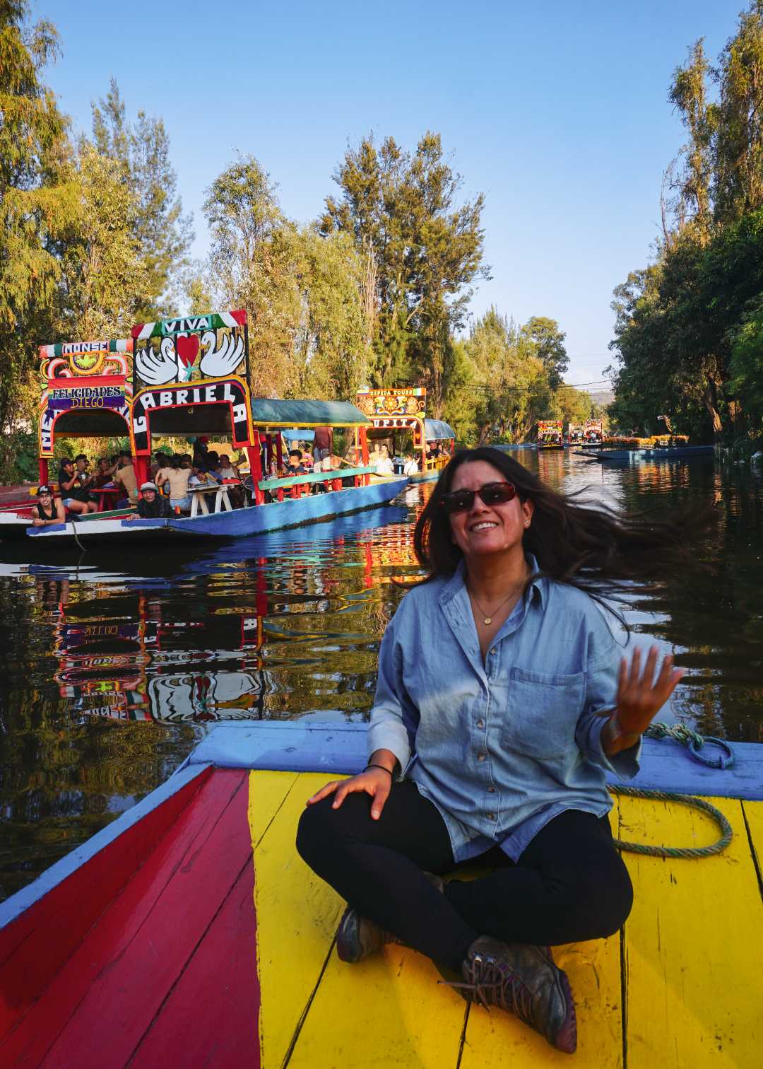 Diana en trajinera por los canales del lago Xochimilco