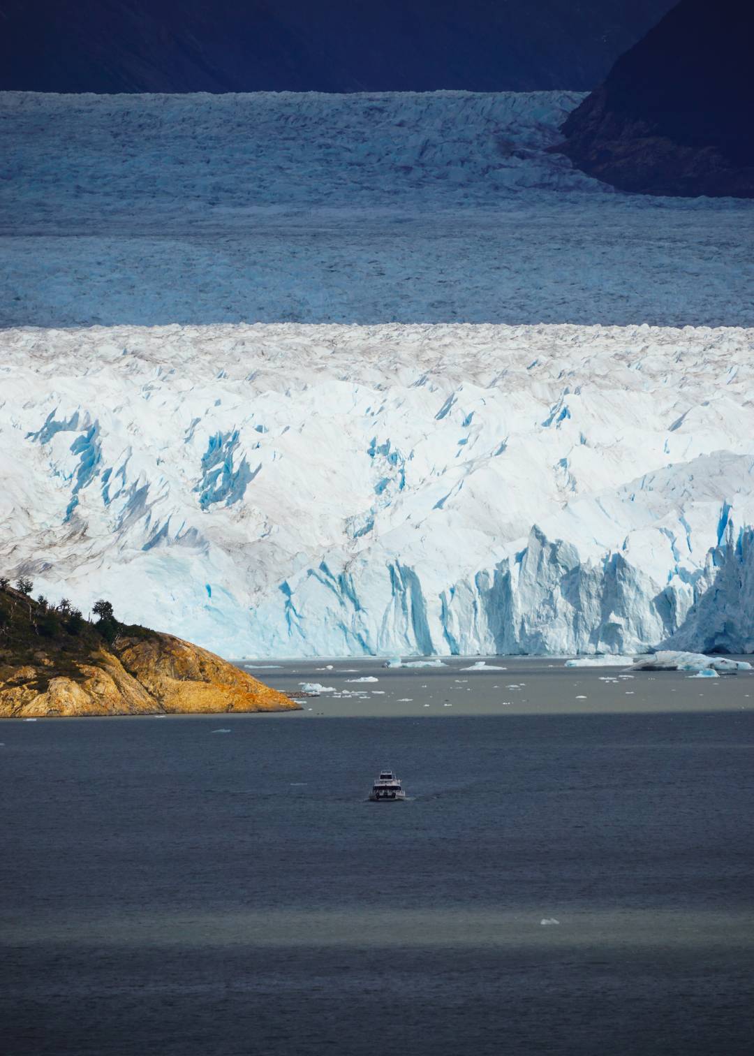 Barco navegando por el Parque Nacional Los Glaciares