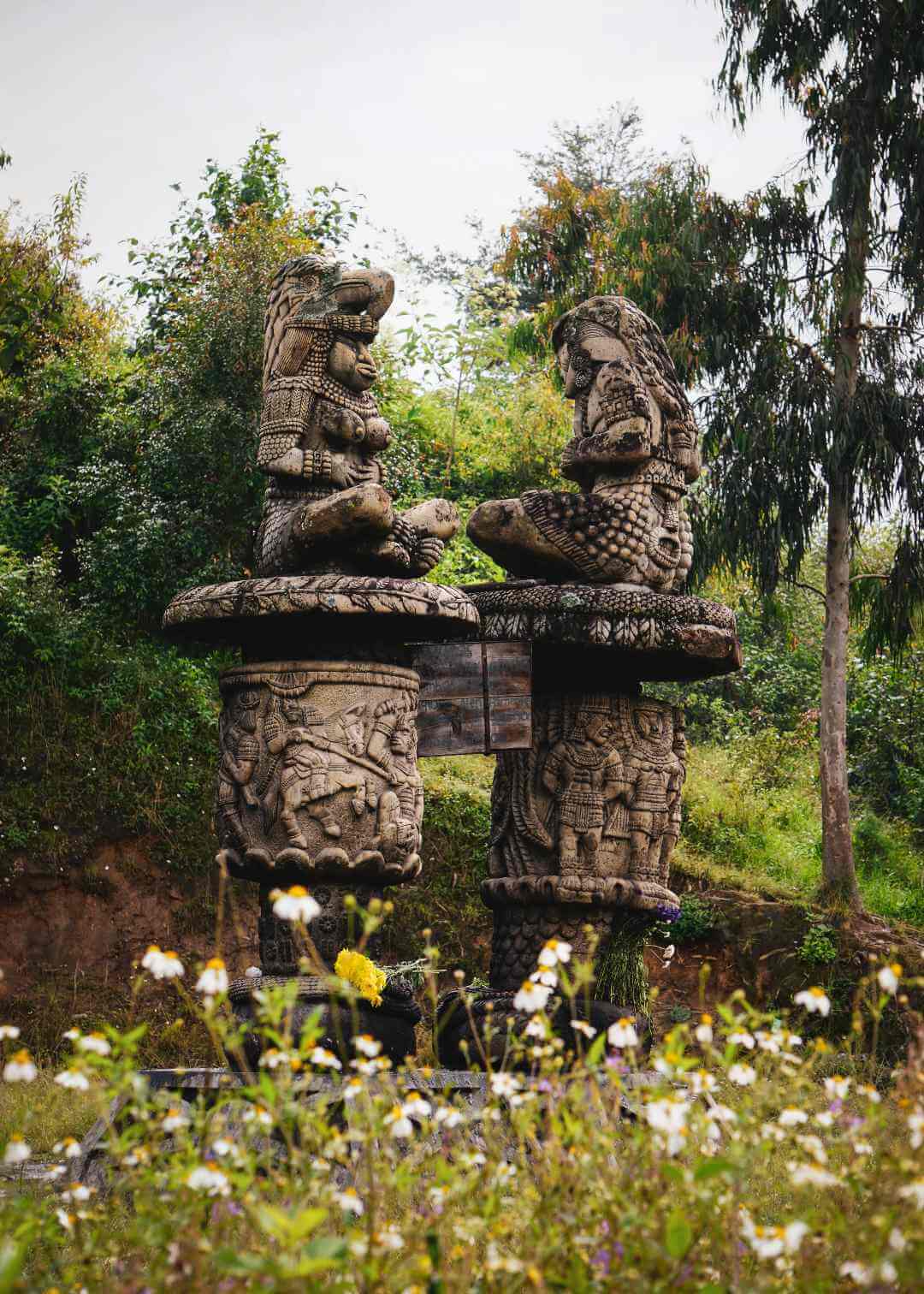 Esculturas de dioses mayas