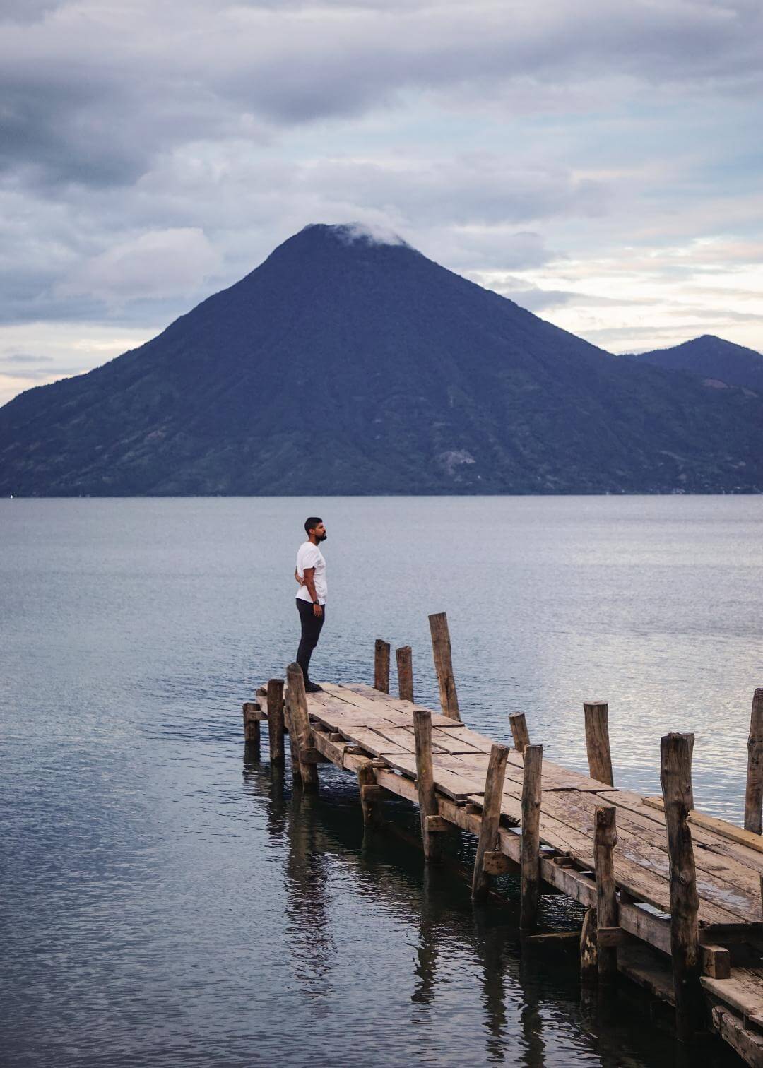 Mauricio cofundador de Travelgrafía en muelle del Lago Atitlán