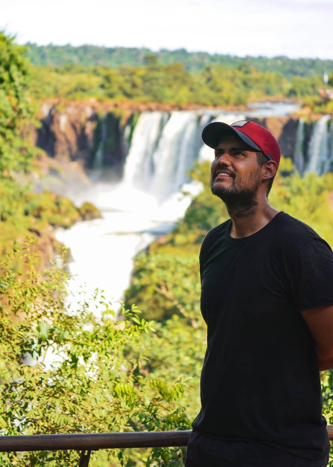 Mauricio frente a las cataratas Iguazú de Argentina y Brasil