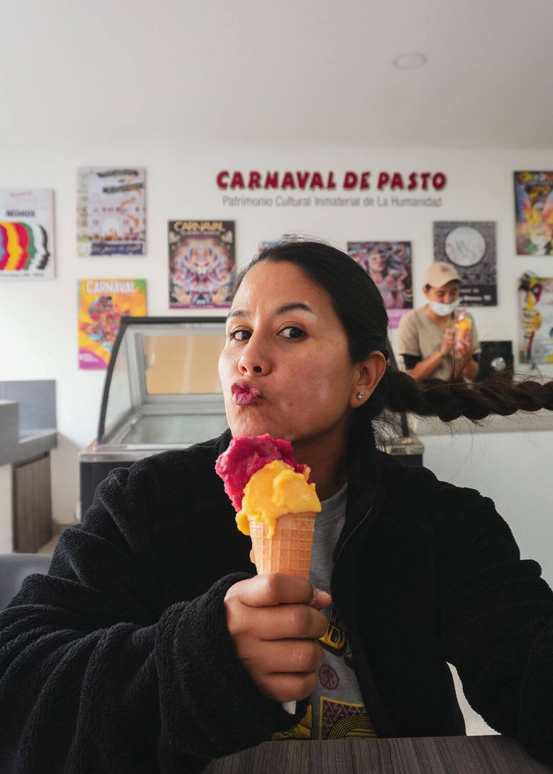 Diana comiendo helado de paila