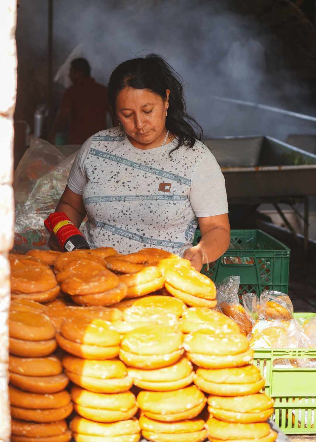 Mujer empacando panela en trapiche