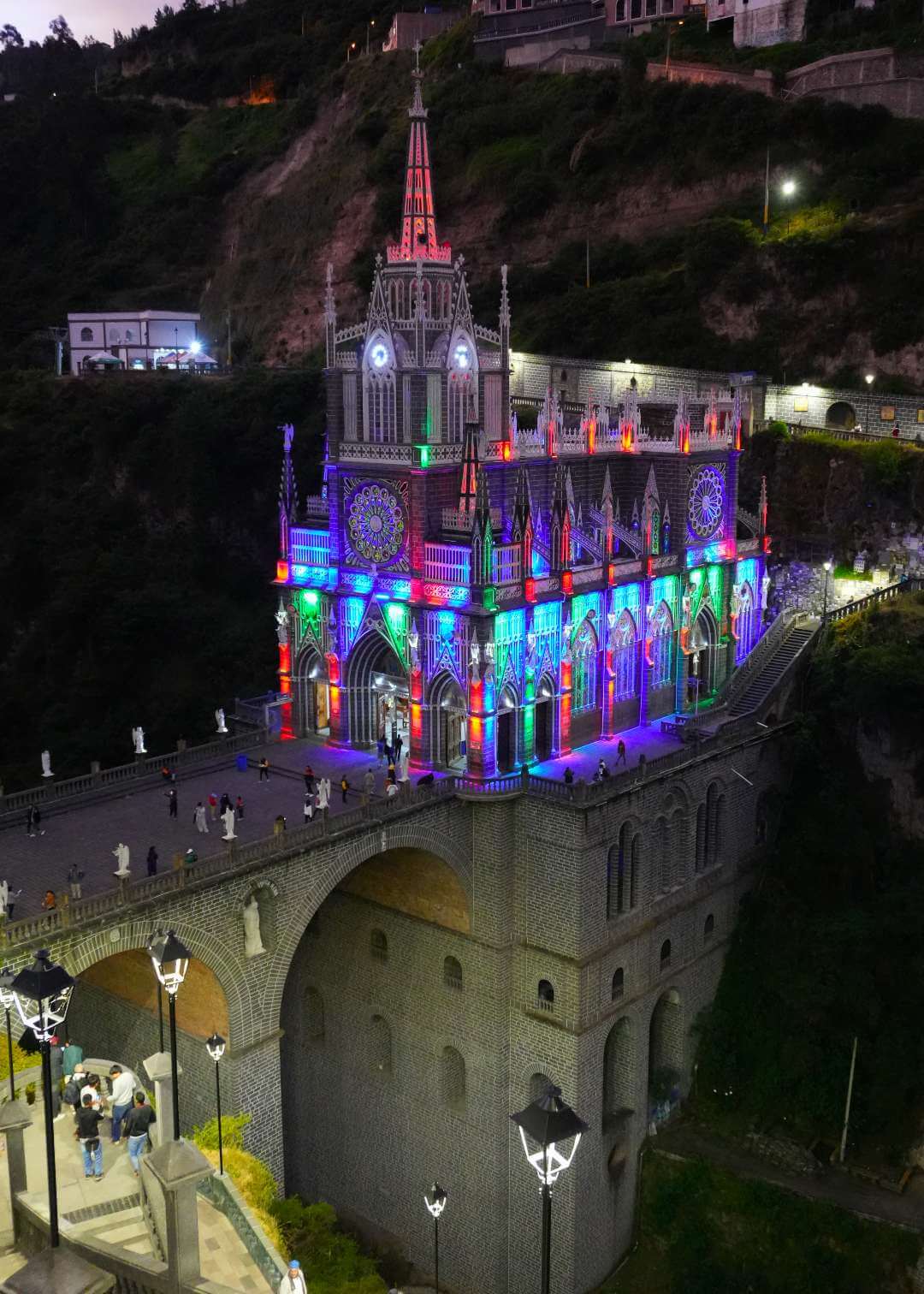 Santuario de las Lajas de noche