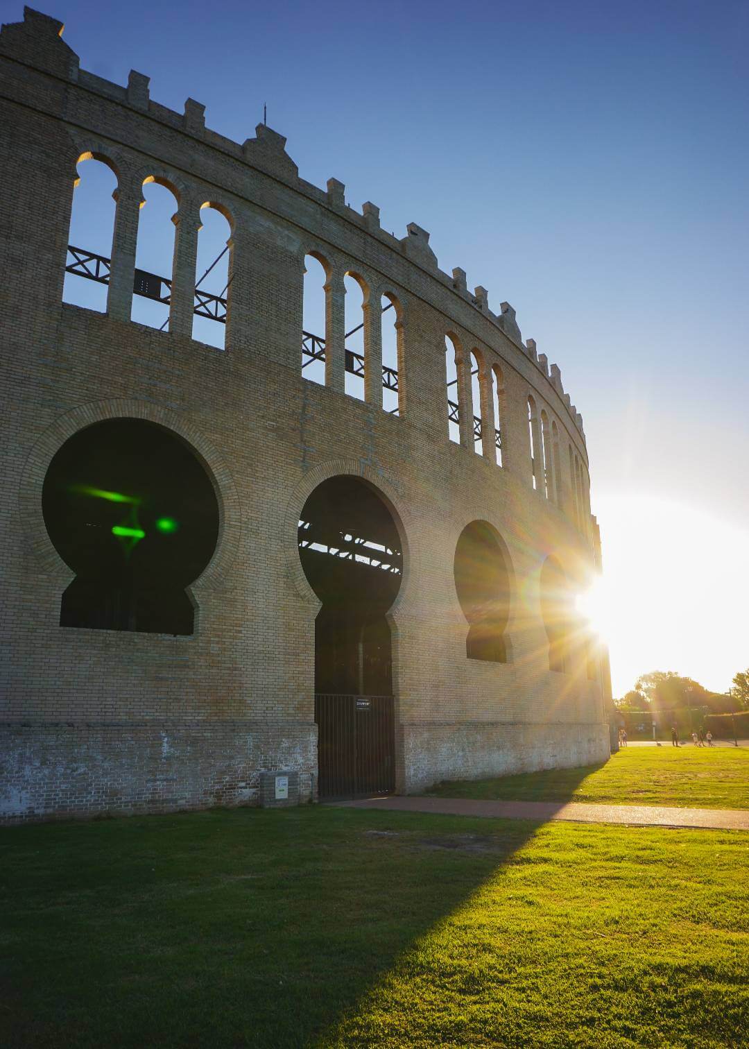 Atardecer sobre la Plaza de toros de Colonia del Sacramento