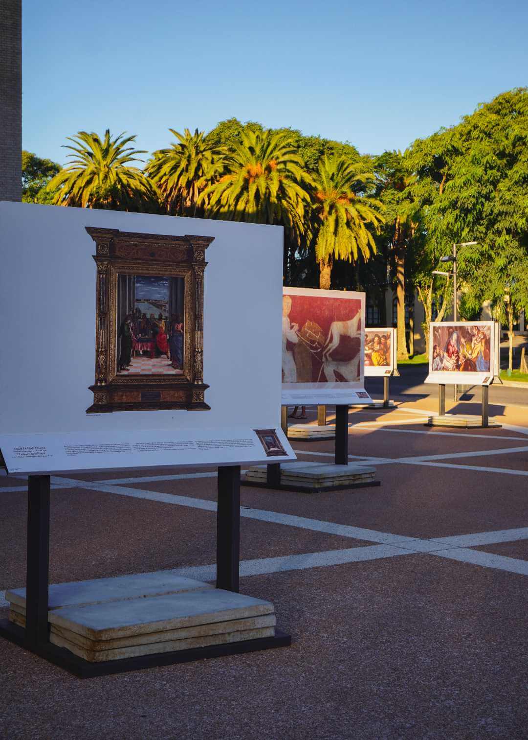 Exposición de arte afuera de la Plaza de Toros Real de San Carlos