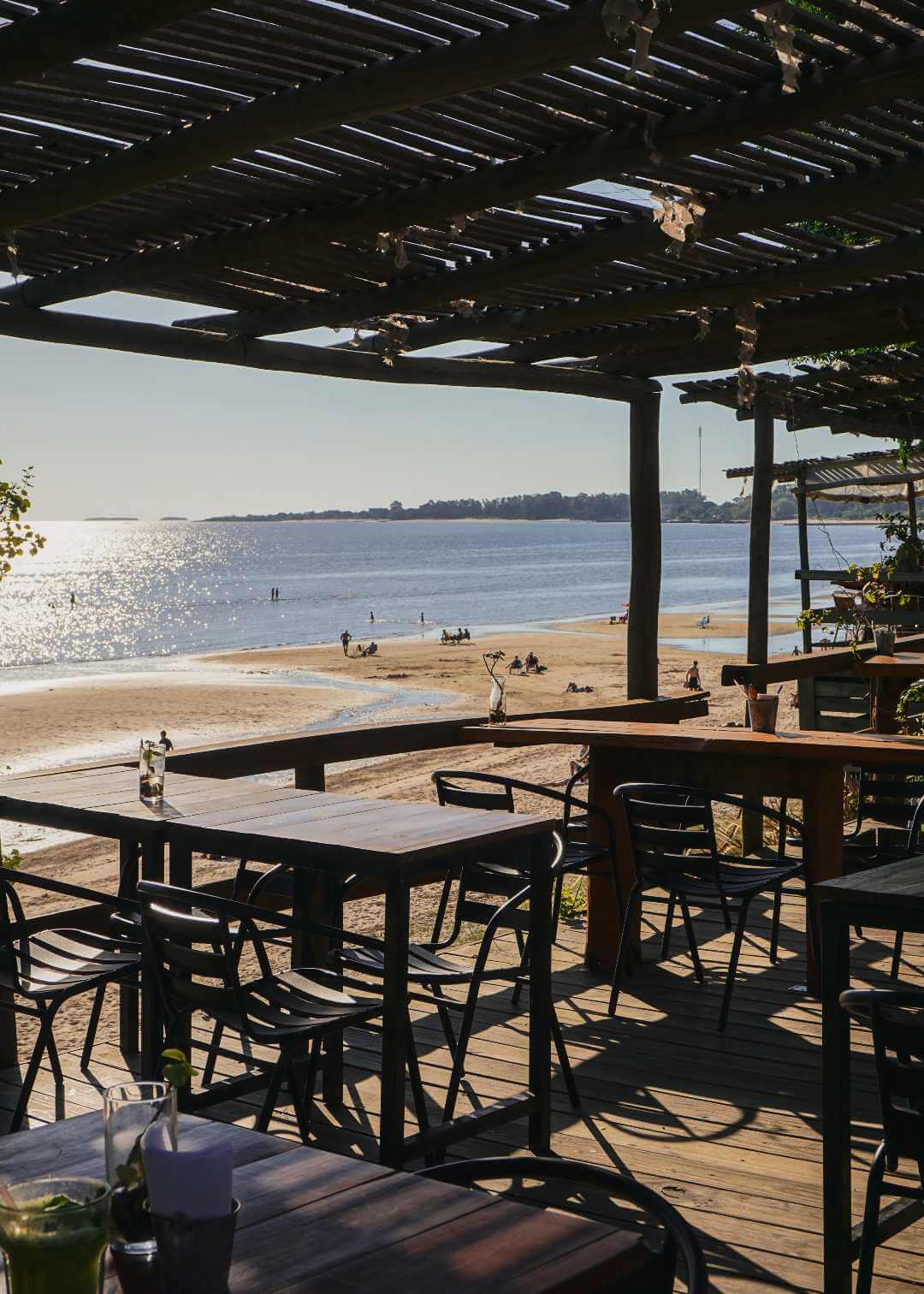 Kiosco en playa de Colonia del Sacramento