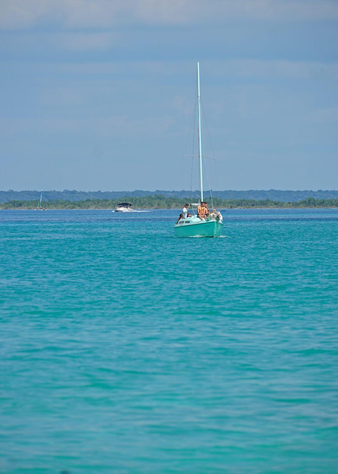 Velero en la Laguna de los Siete Colores