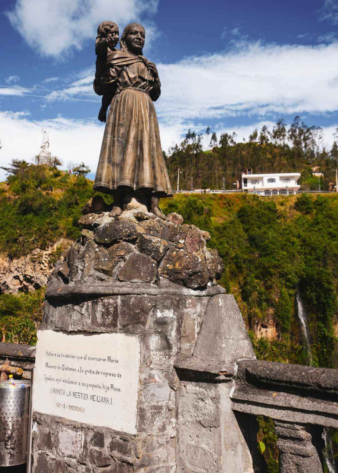 Estatua de María Mueses y su hija