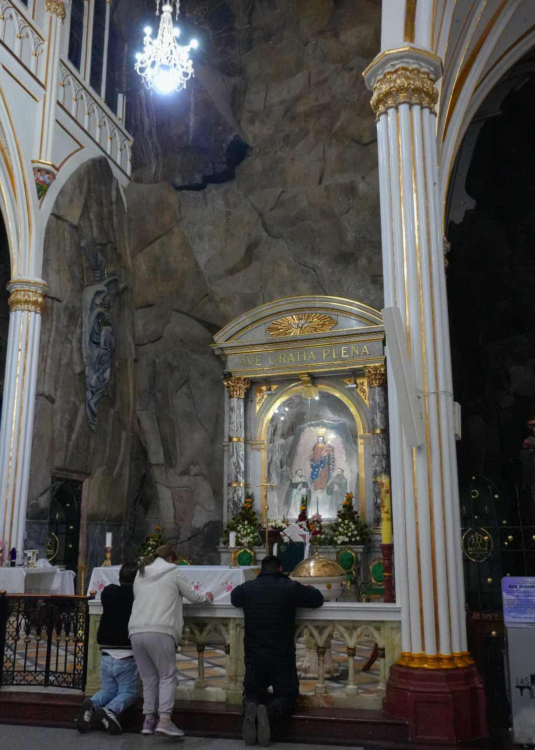 Santuario de Nuestra Señora de Las Lajas por dentro