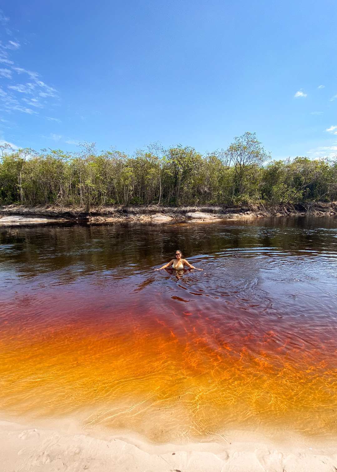 Río rojo en los Cerros de Mavecure