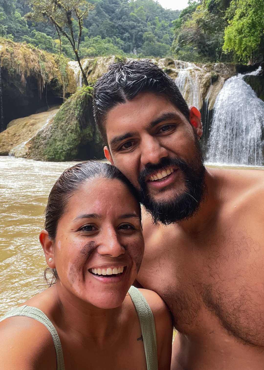 Fundadores de Travelgrafía en el río Cahabón