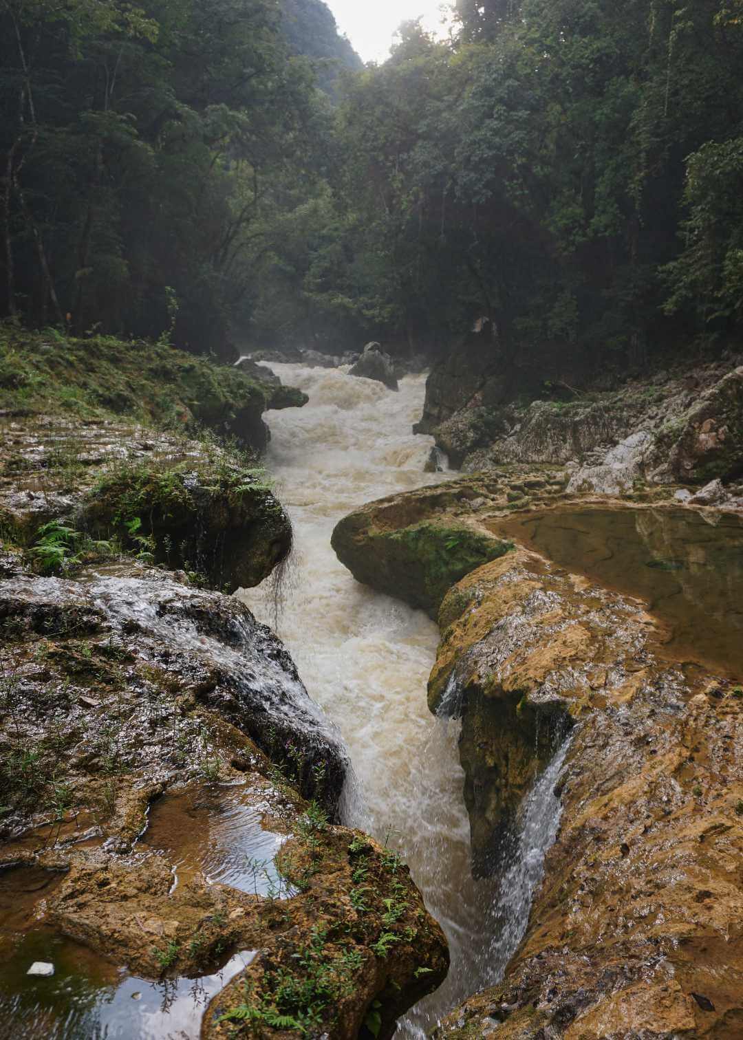 Río Cahabón cuando se esconde puente de piedra