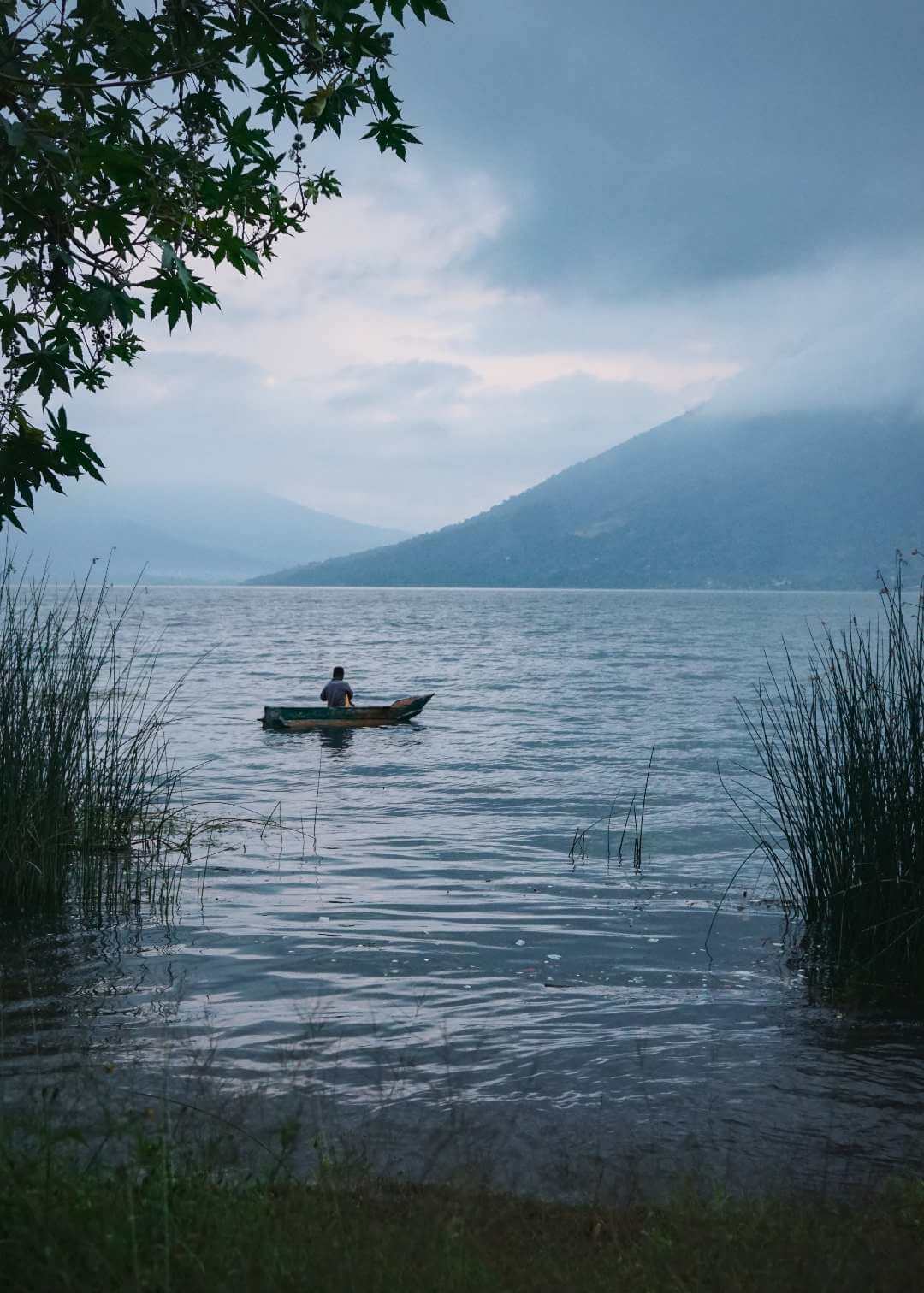 Pescador en el Lago Atitlán