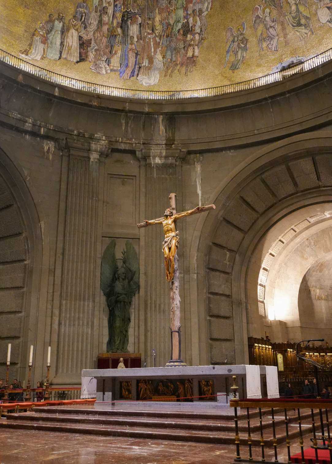 Interior de la Abacial de la Santa Cruz