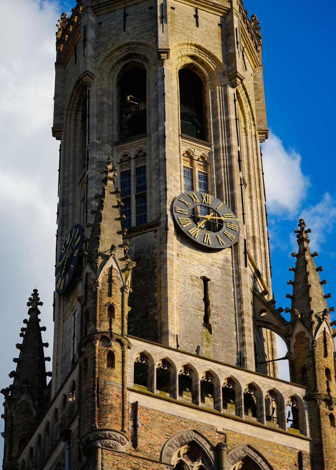 Campanario de Brujas de cerca