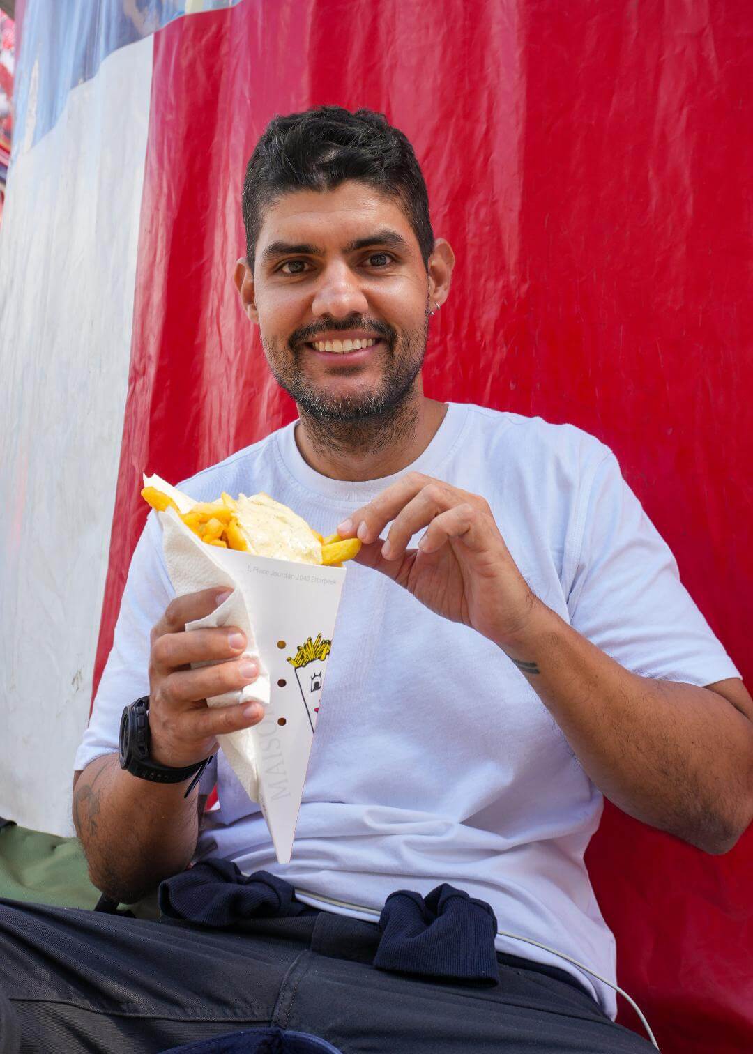 Mauricio comiendo papas fritas belgas