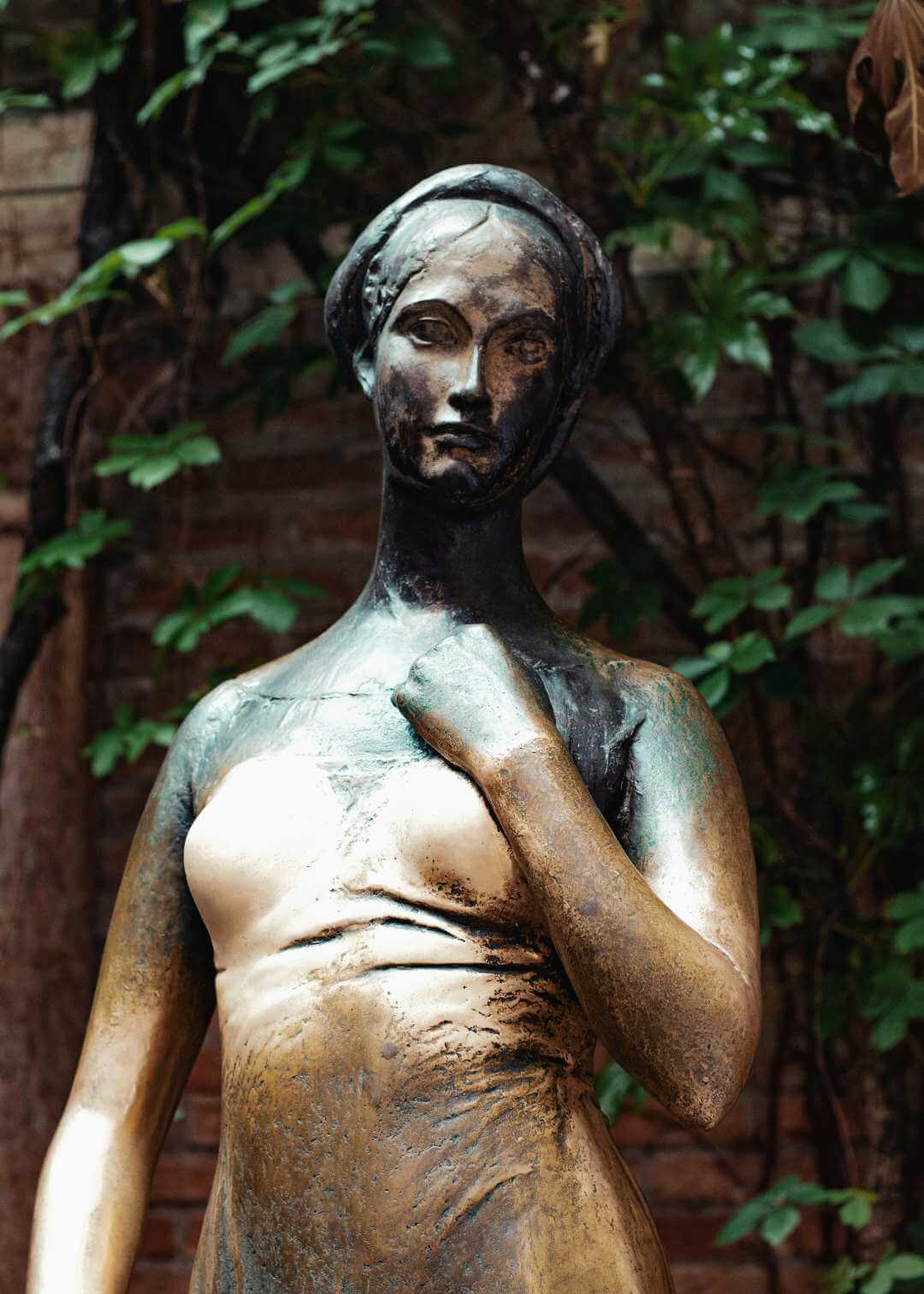 Escultura en bronce de Julieta