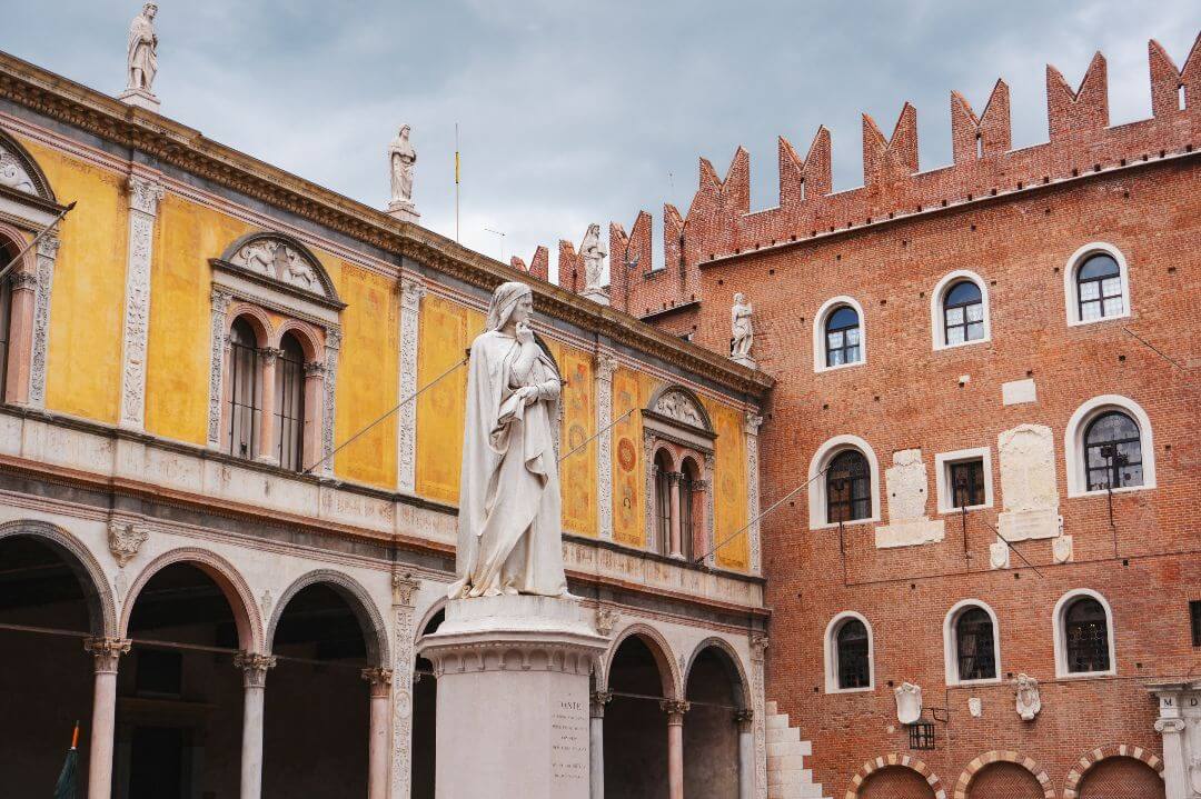 Estatua de Dante Piazza dei Signori