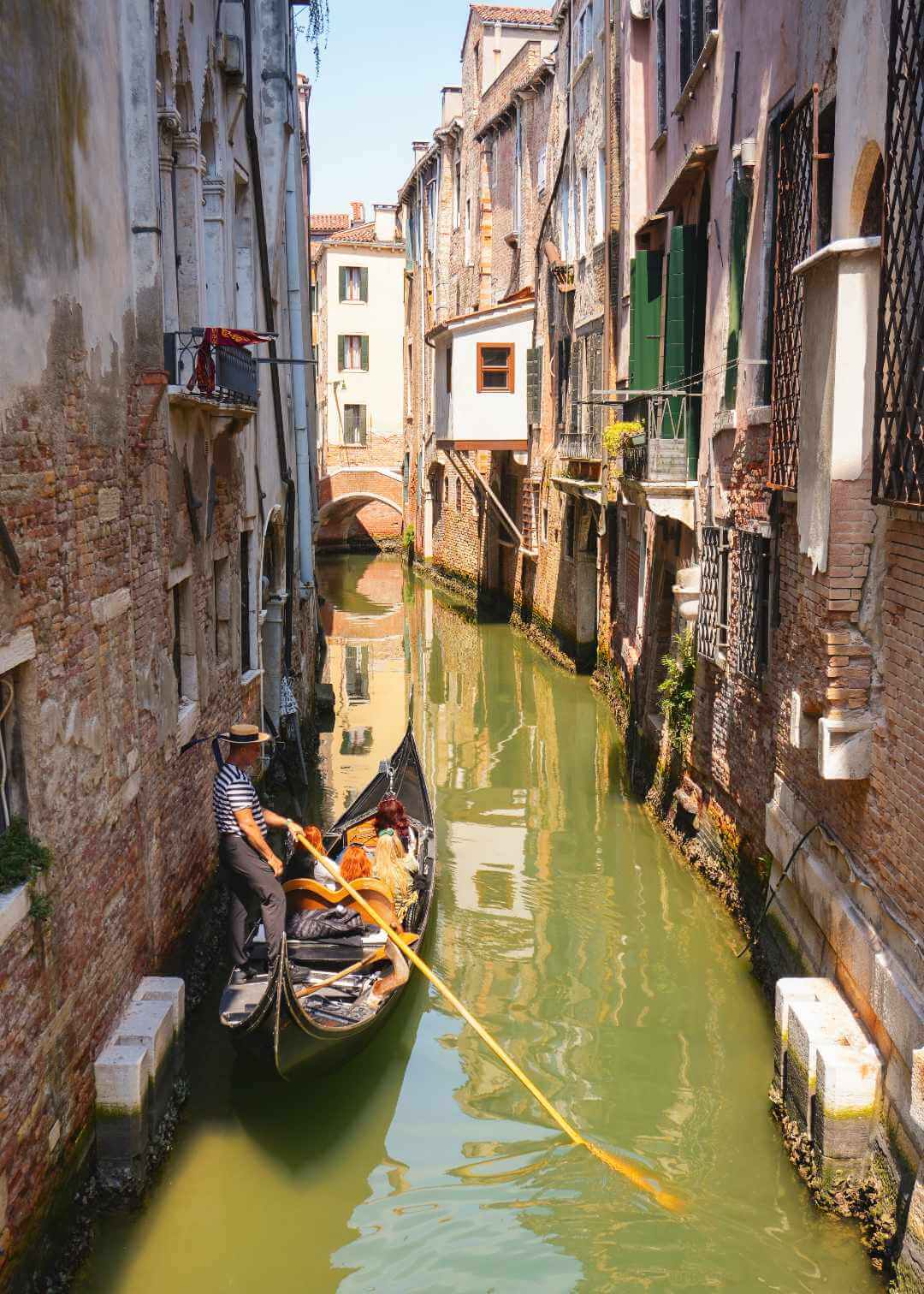 Góndola por los canales de Venecia