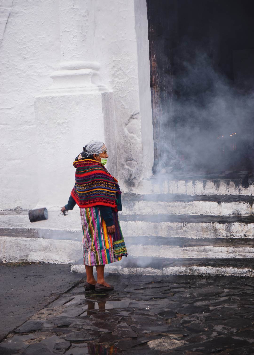 Mujer con sahumerio frente a la Iglesia Santo Tomás