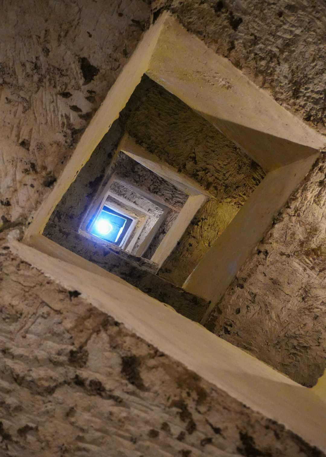 Escaleras que conducen al Napoli subterráneo