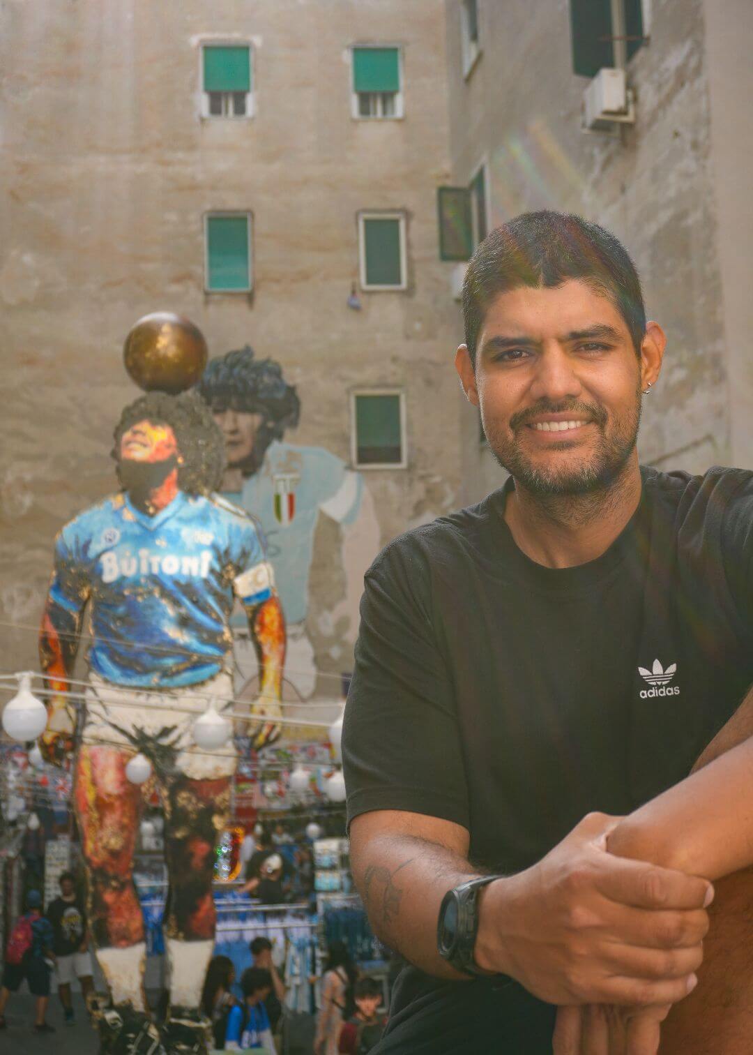 Mauricio frente mural de Maradona