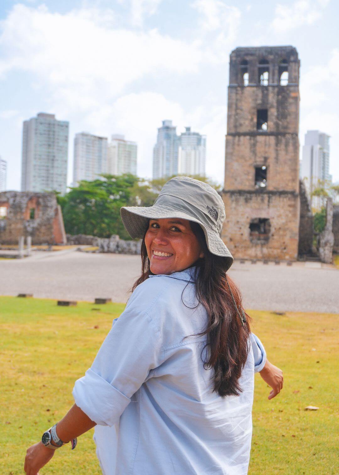 Diana de Travelgrafía en Panamá Viejo