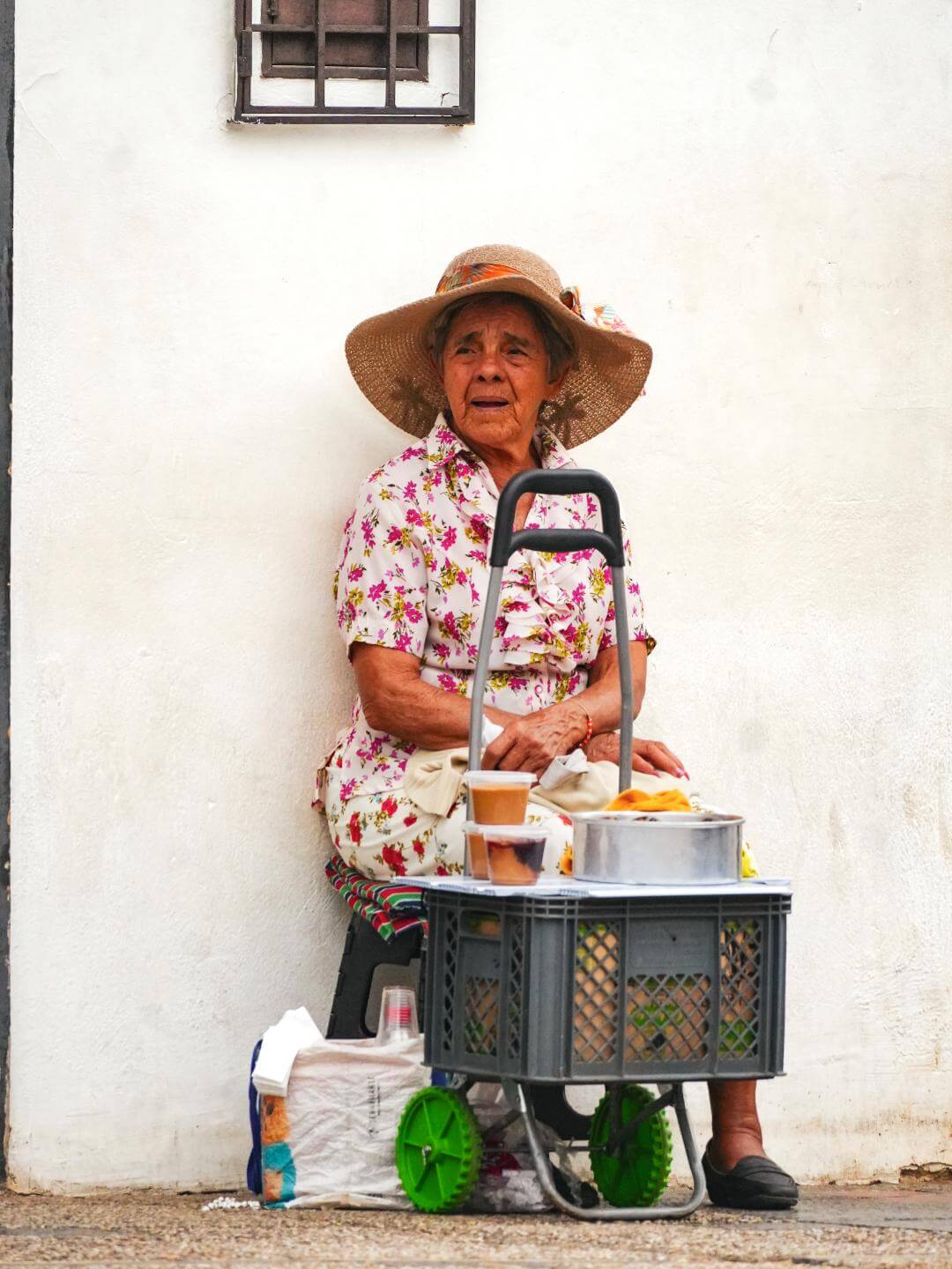 Abuelita en esquina de Girón
