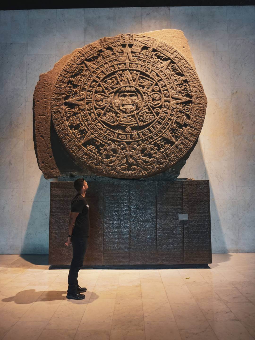 Mauricio frente a la Piedra del Sol