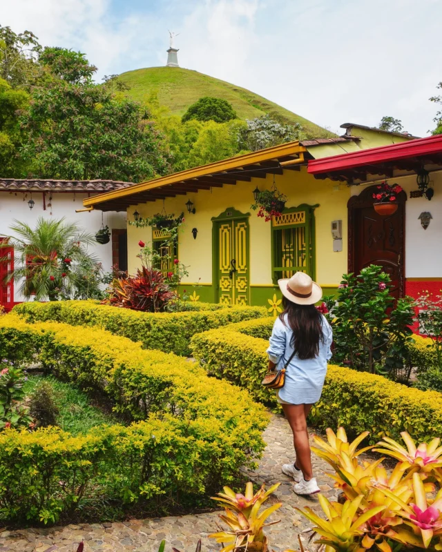 ¿Alguien más ha sentido esa vibra tan bacana que queda después de hacer un paseo en carro por un auténtico pueblito colombiano? 🛣️🚗  Esta Semana Santa te puedes ir a explorar alguno de los 10 pueblitos de Antioquia para visitar cerca a Medellín, todos llenos de color, tradición y naturaleza.  En nuestra lista están: Jardín, Guatapé, Santa Fe de Antioquia, Urrao, Jericó, San Rafael, Támesis, San Carlos, Sonsón y San Pedro de los Milagros.  👇 Comenta si nos falta alguno o cuáles entrarían en tu lista.  Si no sabes cómo llegar y qué hacer en alguno de estos pueblitos, ingresa a travelgrafia.co/blog y encuentra la guía de viaje completa con todas las recomendaciones.